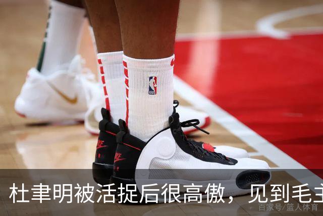 杜聿明被活捉后很高傲，见到毛主席的高级参谋，他羞愧地低下了头